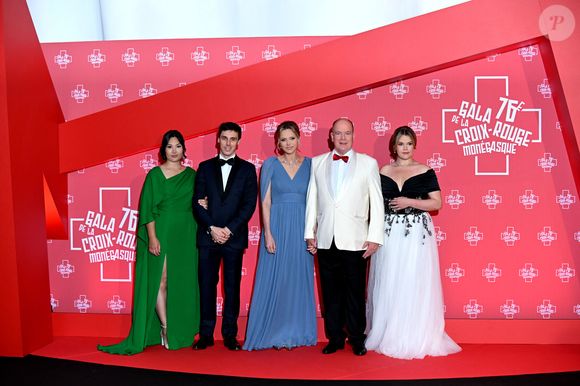 Ils étaient présents avec Louis Ducruet et son épouse Marie ainsi qu'avec Camille Gottlieb.

Marie et louis Ducruet, le princesse Charlene, le prince Albert II de Monaco et Camille Gottlieb - 76ème Bal de la Croix Rouge dans la salle des Etoiles à Monaco le 12 juillet 2025. © Bruno Bebert/Bestimage