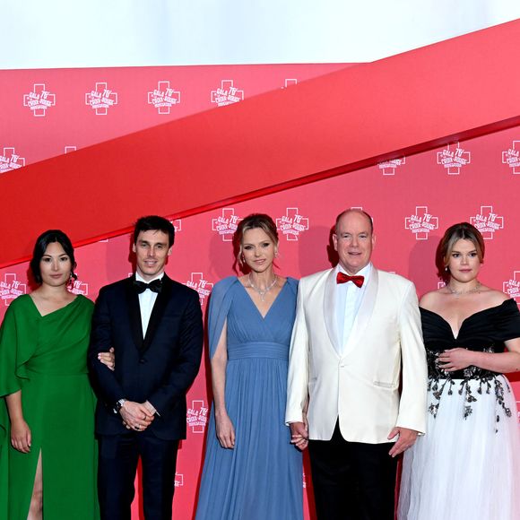Ils étaient présents avec Louis Ducruet et son épouse Marie ainsi qu'avec Camille Gottlieb.

Marie et louis Ducruet, le princesse Charlene, le prince Albert II de Monaco et Camille Gottlieb - 76ème Bal de la Croix Rouge dans la salle des Etoiles à Monaco le 12 juillet 2025. © Bruno Bebert/Bestimage