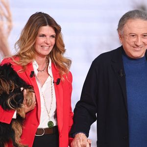 Gwendoline Hamon et Michel Drucker lors de l'enregistrement de l'émission Vivement dimanche édition spéciale intitulée 'Sagas familiales' au studio Rive gauche, présentée par M.Drucker et diffusée le 27 septembre sur France 3, à Paris, France, le 22 septembre 2026. © Guillaume Gaffiot/Bestimage