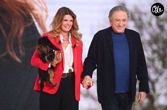 Gwendoline Hamon et Michel Drucker lors de l'enregistrement de l'émission Vivement dimanche édition spéciale intitulée 'Sagas familiales' au studio Rive gauche, présentée par M.Drucker et diffusée le 27 septembre sur France 3, à Paris, France, le 22 septembre 2026. © Guillaume Gaffiot/Bestimage