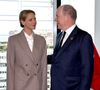 Charlene de Monaco opte toujours pour des tenues très élégantes.


Le prince Albert II de Monaco et la princesse Charlene ont visité en compagnie de M. Thomas Bataglione, l'administrateur et directeur général de la SMEG, le nouveau siège social de la société, installé dans le quartier de Fontvieille à Monaco © Bruno Bebert / Bestimage