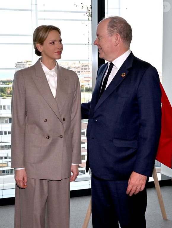 Charlene de Monaco opte toujours pour des tenues très élégantes.


Le prince Albert II de Monaco et la princesse Charlene ont visité en compagnie de M. Thomas Bataglione, l'administrateur et directeur général de la SMEG, le nouveau siège social de la société, installé dans le quartier de Fontvieille à Monaco © Bruno Bebert / Bestimage