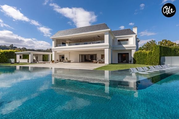 L’ancienne propriété de Ben Affleck et Jennifer Lopez à Beverly Hills s’étend sur près de deux hectares. La résidence compte 12 chambres, 24 salles de bains, une piscine à débordement, un vaste complexe sportif et un garage pouvant accueillir 12 voitures. Crédit photo : Simon Berlyn.