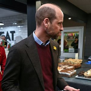 Leur retour sur ces terres était alors assez attendu, eux qui n'y étaient pas retournés depuis leur bataille contre la maladie.

Le prince William, prince de Galles, et Catherine (Kate) Middleton, princesse de Galles, préparent des gâteaux gallois au Welsh Cake Shop à Pontypridd, le 26 février 2025. 
Julien Burton / Bestimage