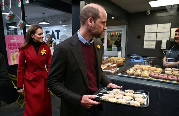 Leur retour sur ces terres était alors assez attendu, eux qui n'y étaient pas retournés depuis leur bataille contre la maladie.

Le prince William, prince de Galles, et Catherine (Kate) Middleton, princesse de Galles, préparent des gâteaux gallois au Welsh Cake Shop à Pontypridd, le 26 février 2025. 
Julien Burton / Bestimage