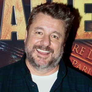 "Les victimes aujourd’hui, c’est nous. On a parlé tout à l’heure d’un article du Parisien, qui explique que des gens ont brisé une vitre. En réalité, ils ont brisé la vie d’un gamin de 14 ans au moment des faits. Il avait des rêves d’études qu’il ne fera pas parce que, à cause de cette agression, c’est devenu compliqué à l’école."

Bruno Guillon - Personnalités à la représentation de la comédie musicale "Notre Dame de Paris" à l'occasion des 25 ans, au Palais des Congrès à Paris. Le 23 novembre 2023
© Christophe Clovis / Bestimage