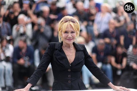 Pour faire face à la maladie, elle s’est créé une figure imaginaire : un cow-boy.

Clémentine Célarié lors du photocall du film « Si Tu Penses Bien » (Think Good) au 79e Festival international du film de Cannes, en France, le 16 mai 2026. © Jacovides-Moreau/bestimage