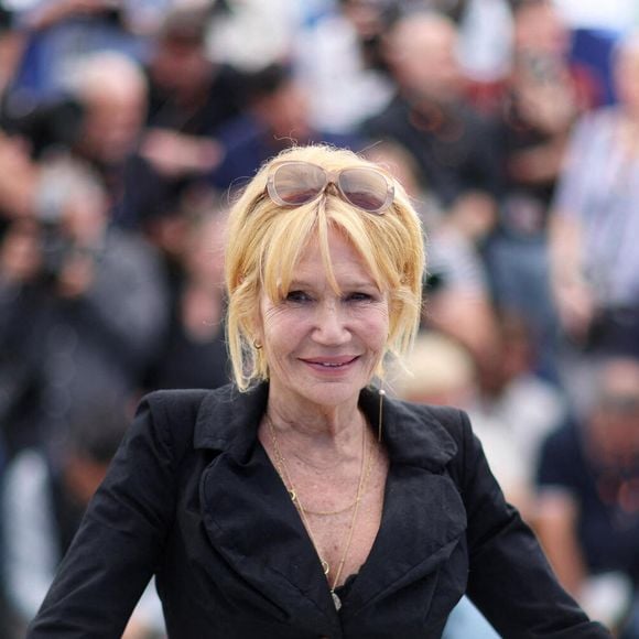 Pour faire face à la maladie, elle s’est créé une figure imaginaire : un cow-boy.

Clémentine Célarié lors du photocall du film « Si Tu Penses Bien » (Think Good) au 79e Festival international du film de Cannes, en France, le 16 mai 2026. © Jacovides-Moreau/bestimage
