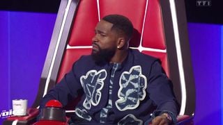 EXCLU Tayc (The Voice 2026) : Sa tenue sur-mesure aux inspirations africaines a nécessité "plusieurs changements"