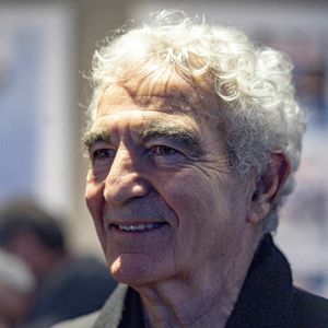 En mai 2025, il avait été aperçu à Roland-Garros aux côtés d’une nouvelle compagne, avec laquelle il échangeait des gestes de complicité. 

Raymond Domenech participe à une rencontre Football passion lors du Festival Sport, Littérature et Cinéma à l'Institut Lumière à Lyon le 31/01/2026. © Sandrine Thesillat / PsnewZ / Bestimage