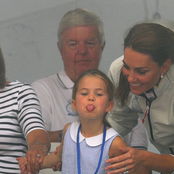 La duchesse de Cambridge avec la princesse Charlotte et Carole Middleton (à gauche) regardent par une fenêtre la remise des prix après la régate de la King's Cup à Cowes sur l'île de Wight. Le 8 août 2019. Photo by Aaron Chown/PA Wire/ABACAPRESS.COM