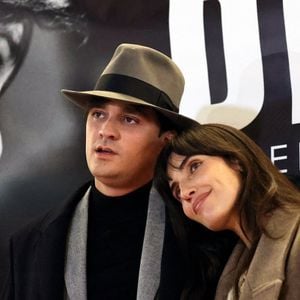 Sur Instagram, Laura a notamment partagé des photos d'elle et de son chéri sur la plage, devant un coucher de soleil.

Exclusif - Alain-Fabien Delon et Laura Bensadoun au photocall de la soirée Ciné-concert symphonique "Alain Delon, le dernier Samouraï" au Palais des congrès à Paris.

Photo : Jacovides / Moreau / Bestimage