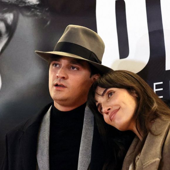 Sur Instagram, Laura a notamment partagé des photos d'elle et de son chéri sur la plage, devant un coucher de soleil.

Exclusif - Alain-Fabien Delon et Laura Bensadoun au photocall de la soirée Ciné-concert symphonique "Alain Delon, le dernier Samouraï" au Palais des congrès à Paris.

Photo : Jacovides / Moreau / Bestimage