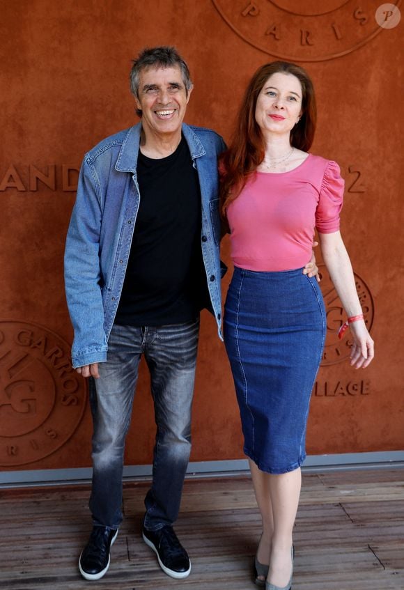 Julien Clerc avec sa femme Hélène Grémillon au village (jour 14) lors des Internationaux de France de Tennis de Roland Garros 2022 à Paris, France, le 4 juin 2022. © Dominique Jacovides/Bestimage
