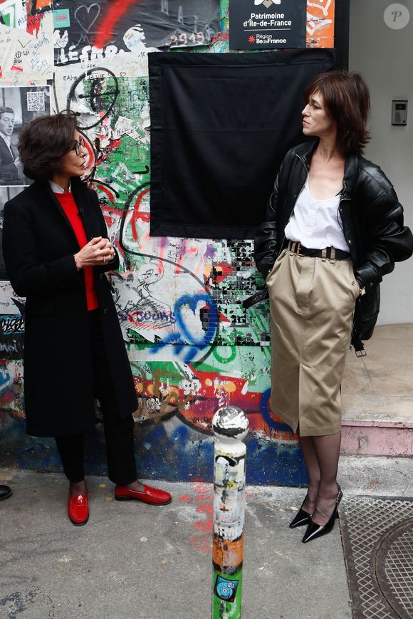 Selon la station, l'ancienne demeure mythique de Serge Gainsbourg, transformée en musée en 2022 par sa fille, Charlotte Gainsbourg, a été placée en cessation de paiement : la Maison Gainsbourg a en effet accumulé environ 1,5 million d'euros de dettes.

Charlotte Gainsbourg, Rachida Dati (ministre de la culture) lors de la cérémonie de dévoilement de la plaque "Maison des Illustres" de la Maison Gainsbourg à Paris, France, le 2 avril 2024. © Christophe Clovis/Bestimage