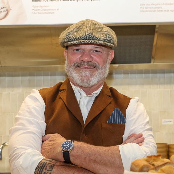 Le chef Philippe Etchebest - Le chef Philippe Etchebest ouvre son restaurant éphémère "Signature" du 9 au 30 octobre au 25 rue Sedaine à Paris dans le 11ème arrondissement le 8 octobre 2025. © Jean-Marc Lhomer/Bestimage