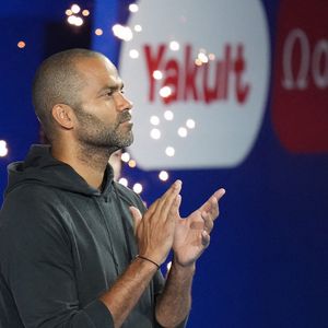 L'ancien basketteur professionnel franco-américain Tony Parker s'apprête à remettre sa médaille d'or au nageur français Léon Marchand sur le podium de la finale du 200 m individuel masculin lors des Championnats du monde de natation à Singapour, le 31 juillet 2025. 

Photo d'Antoine Lapeyre/ABACAPRESS.COM