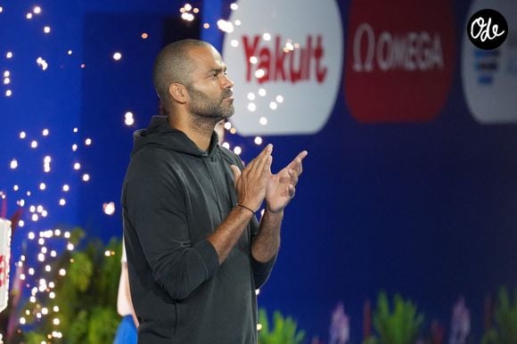 L'ancien basketteur professionnel franco-américain Tony Parker s'apprête à remettre sa médaille d'or au nageur français Léon Marchand sur le podium de la finale du 200 m individuel masculin lors des Championnats du monde de natation à Singapour, le 31 juillet 2025. 

Photo d'Antoine Lapeyre/ABACAPRESS.COM