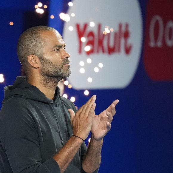 L'ancien basketteur professionnel franco-américain Tony Parker s'apprête à remettre sa médaille d'or au nageur français Léon Marchand sur le podium de la finale du 200 m individuel masculin lors des Championnats du monde de natation à Singapour, le 31 juillet 2025. 

Photo d'Antoine Lapeyre/ABACAPRESS.COM