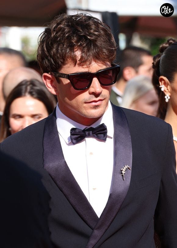 La collection mêle pièces décontractées et références plus directement liées à son univers automobile. 

Charles Leclerc et sa femme Alexandra (Saint Mleux) - Montée des marches du film "La vie d'une femme" lors du 79ème Festival International du Film de Cannes, le 14 mai 2026. © Denis Guignebourg/Bestimage