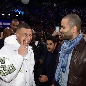 Mbappé Kylian et Tony Parker, Jamel Debbouze - People au match de Paris NBA 2020 entre les Bucks de Milwaukee et les Charlotte Hornet à l'AccorHotels Arena à Paris le 24 janvier 2020.
© JB Autissier/ Panoramic / Bestimage