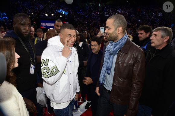 Mbappé Kylian et Tony Parker, Jamel Debbouze - People au match de Paris NBA 2020 entre les Bucks de Milwaukee et les Charlotte Hornet à l'AccorHotels Arena à Paris le 24 janvier 2020.
© JB Autissier/ Panoramic / Bestimage