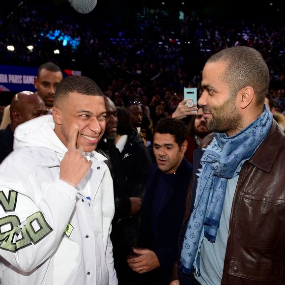 Mbappé Kylian et Tony Parker, Jamel Debbouze - People au match de Paris NBA 2020 entre les Bucks de Milwaukee et les Charlotte Hornet à l'AccorHotels Arena à Paris le 24 janvier 2020.
© JB Autissier/ Panoramic / Bestimage
