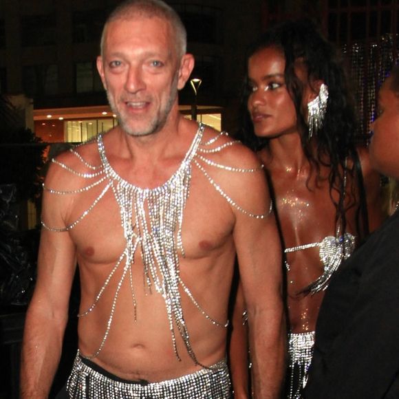 French actor Vincent Cassel, 57 years old, and his girlfriend, model Narah Baptista, 27 years old, arrived rocking minimal looks at the Baile da Arara, which took place in Rio de Janeiro, on Tuesday night.