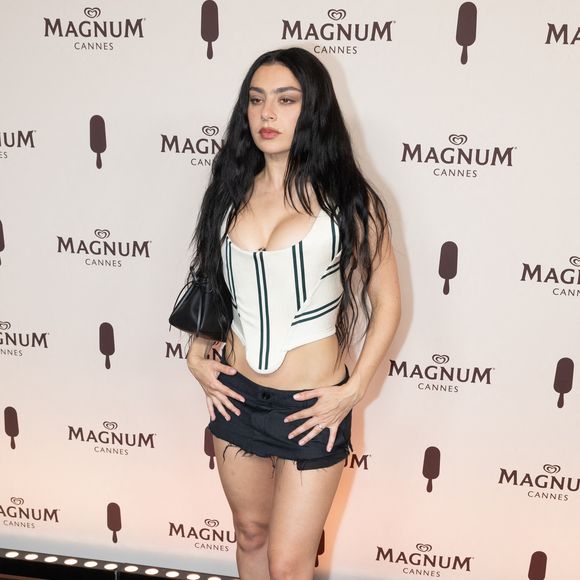 La jeune femme a enflammé la piste aux côtés de son fiancé, George Daniel.

Charli XCX au photocall de la Plage Magnum lors du 78eme Festival de Cannes, 16 mai 2025.

Photo : Jeremy Melloul / Bestimage
