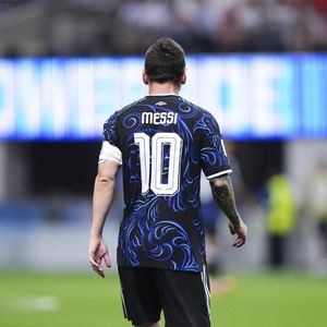 15 juillet 2026, Atlanta, Géorgie, États-Unis : l'Argentin Lionel Messi observe le match de demi-finale de la Coupe du monde de la FIFA 2026 opposant l'Angleterre à l'Argentine, à l'Atlanta Stadium, le 15 juillet 2026 à Atlanta, en Géorgie. (Crédit photo : © Jose Breton/AFP7 via ZUMA Press Wire/ABACAPRESS.COM)