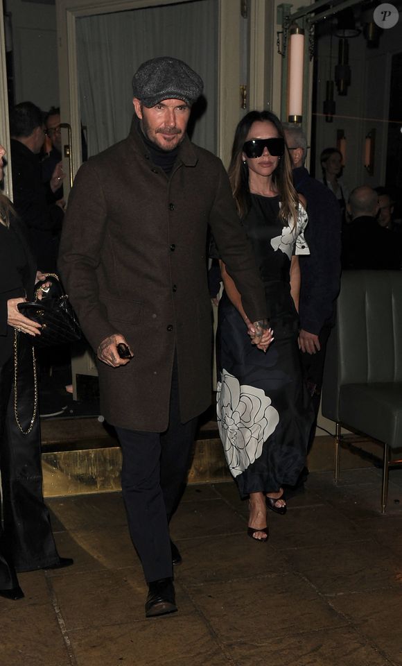 Acceptera-t-il de faire ce plaisir à ses parents ? Affaire à suivre…

Sir David Beckham et son épouse Lady Victoria Beckham ont dîné au Dorian bistro à Notting Hill avec leurs amis Jamie Salter et Sheryl Salter. Nigella Lawson, qui mangeait également dans le restaurant, a pris une photo avec les Beckham avant de partir ! Le 13 novembre 2025 @GOFF  / BESTIMAGE