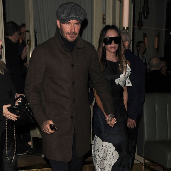Acceptera-t-il de faire ce plaisir à ses parents ? Affaire à suivre…

Sir David Beckham et son épouse Lady Victoria Beckham ont dîné au Dorian bistro à Notting Hill avec leurs amis Jamie Salter et Sheryl Salter. Nigella Lawson, qui mangeait également dans le restaurant, a pris une photo avec les Beckham avant de partir ! Le 13 novembre 2025 @GOFF  / BESTIMAGE