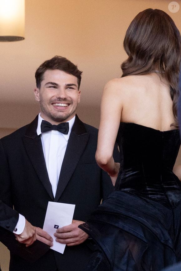 Antoine Dupont et Iris Mittenaere se retrouvent sur les marches  du film "Dossier 137" lors du 78ème Festival International du Film de Cannes, le 15 mai 2025.

Photo : Jacovides / Moreau / Bestimage