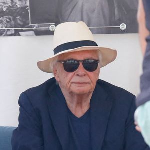 Exclusif - Michel Sardou remet le trophée au vainqueur - Michel Sardou rend hommage à son père en famille lors du premier trophée de pétanque "Fernand Sardou" à Bormes-les-Mimosas le 29 mai 2026. 

© Franz Chavaroche / Bestimage