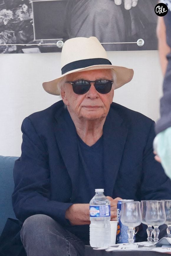 Exclusif - Michel Sardou remet le trophée au vainqueur - Michel Sardou rend hommage à son père en famille lors du premier trophée de pétanque "Fernand Sardou" à Bormes-les-Mimosas le 29 mai 2026. 

© Franz Chavaroche / Bestimage