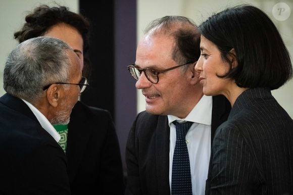 Sophia Aram et son pere avec Emmanuel Moulin, lors de la remise du prix Jean Pierre-Bloch de  la LICRA, à l Elysée, le 2 avril 2025.  © Eric Tschaen / pool / Bestimage