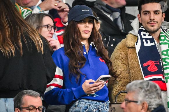 Iris Mittenaere dans les tribunes du match d'ouverture du Tournoi des six nations : France-Irlande (36-14) au Stade de France à Saint-Denis le 5 février 2026.