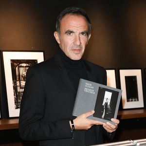 Nikos Aliagas est en deuil

Exclusif - Nikos Aliagas - Séance de signature du livre de photos "Nikos Aliagas Regards vénitiens”" à la librairie-galerie La Hune YellowKorner à Paris, France. Ce livre fait suite à l'exposition Nikos Alingas Regards Vénitieus présentée au Palazzo Vendramin Grimani à Venise par la Fondazione dell'Albero d'Oro © Coadic Guirec/Bestimage