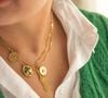 Le choix des accessoires joue un rôle capital pour illuminer instantanément les traits du visage.
