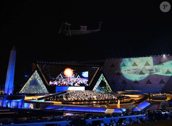 Le président égyptien Abdel Fattah Al-Sisi et la Première dame Entissar Al-Sisi assistent à la cérémonie d'inauguration du Grand Musée égyptien au Caire, en présence de délégations d'environ 80 pays, de représentants d'organisations internationales et régionales et de grandes entreprises mondiales. © Zuma Press/PsnewZ/Bestimage