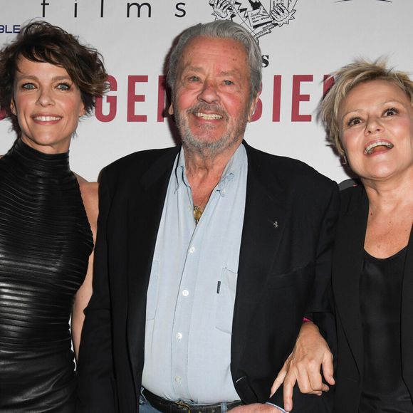 Anne Le Nen, Alain Delon et Muriel Robin - Avant-première du film "Des gens bien" au cinéma Gaumont-Opéra à Paris le 2 avril 2019. © Coadic Guirec/Bestimage