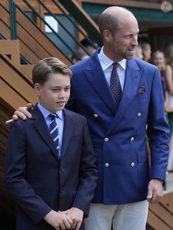 Le prince George effectuera sa rentrée dans ce collège de garçon en septembre 2026

Le Prince et la Princesse de Galles (Le prince William, prince de Galles, et Catherine (Kate) Middleton, princesse de Galles), le Prince George (Le prince George de Galles) et la Princesse Charlotte (La princesse Charlotte de Galles) regardent la finale masculine de Wimbledon entre Jannik Sinner et Carlos Alcaraz, au All England Lawn Tennis and Croquet Club, Wimbledon, Londres, Royaume-Uni, le 13 juillet 2025.

Photo par Andrew Matthews/WPA-Pool