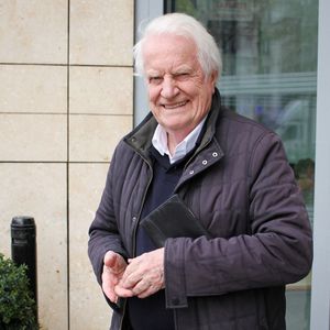 André Dussollier à la sortie des studios de RTL à Neuilly-sur-Seine, le 18 décembre 2025. © Jonathan Rebboah / Bestimage