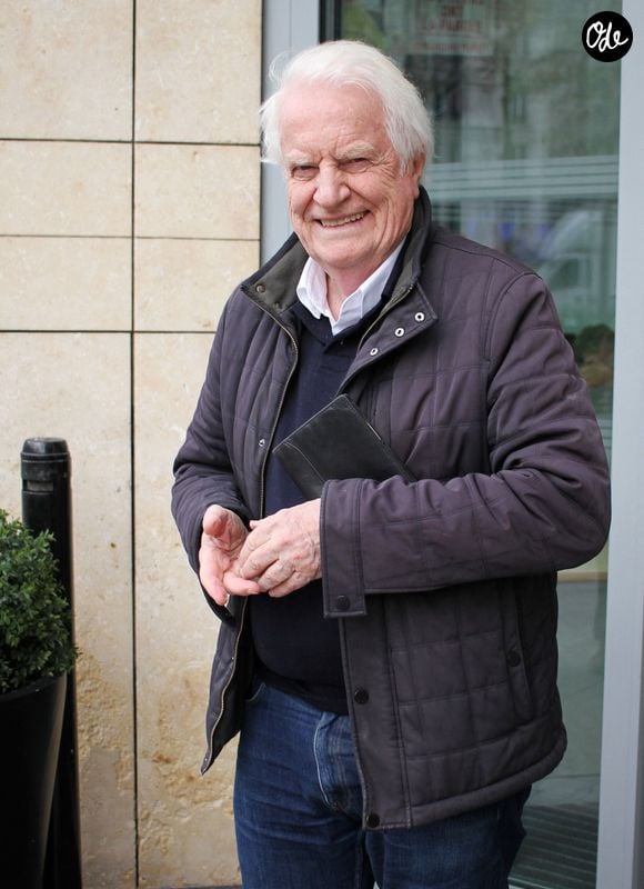 André Dussollier à la sortie des studios de RTL à Neuilly-sur-Seine, le 18 décembre 2025. © Jonathan Rebboah / Bestimage