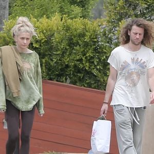 Paris Jackson a commenté une publication du Daily Mail, où on la voit les larmes aux yeux. "Paris Jackson suscite l'inquiétude car elle semble pleurer lors d'une promenade en solo, quelques semaines après l'anniversaire de la mort de son père Michael", écrit le journal.

Exclusif - Paris Jackson et Justin Long, de retour du café Sunlife Organics, marchent main dans la main à Malibu, le 4 mai 2025. Coleman-Rayner / Bestimage