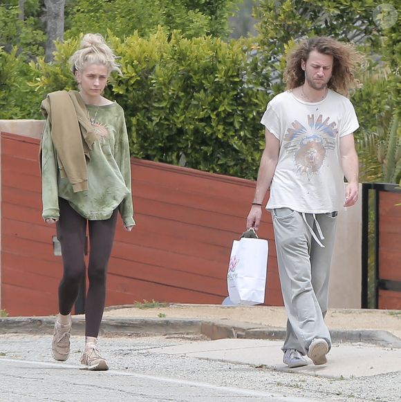 Paris Jackson a commenté une publication du Daily Mail, où on la voit les larmes aux yeux. "Paris Jackson suscite l'inquiétude car elle semble pleurer lors d'une promenade en solo, quelques semaines après l'anniversaire de la mort de son père Michael", écrit le journal.

Exclusif - Paris Jackson et Justin Long, de retour du café Sunlife Organics, marchent main dans la main à Malibu, le 4 mai 2025. Coleman-Rayner / Bestimage