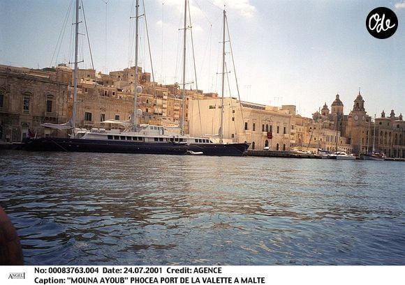 « Le Phocéa, célèbre voilier de luxe ayant notamment appartenu à Mouna Ayoub, est ici photographié au port de La Valette, à Malte. Le navire, qui fut également la propriété d'Alain Colas, de Bernard Tapie et de Xavier Niel, a coulé au large de la Malaisie en février 2021 à la suite d'un incendie. Photo : Agence / Bestimage. »