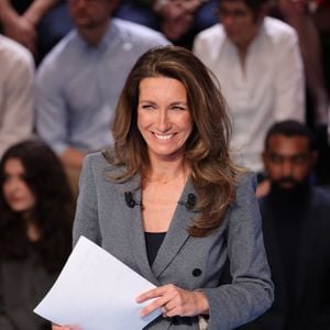 Anne-Claire Coudray présente chaque semaines les JT du week-end.

Anne-Claire Coudray - Les candidats à l'élection présidentielle sont sur le plateau de l'émission "La France face à la guerre" sur TF1.

© Laurent Vu / Pool / Bestimage