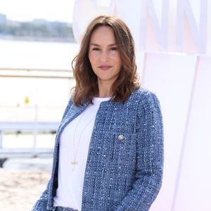 Vanessa Demouy - Photocall de "Ici tout commence" lors du 7ème festival international Canneséries à Cannes, le 6 avril 2024.
© Denis Guignebourg / Bestimage
