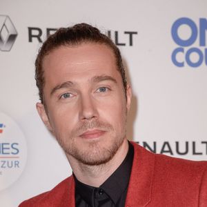 Julien Doré vit actuellement un quotidien prisé par tous les artistes, il est en pleine tournée française et part à la rencontre de son public...

Julien Doré assistant au photocall de l'émission On N'Est Pas Couché lors du 70e Festival de Cannes à Cannes, France. Photo Julien Reynaud/Aps-Medias/Abaca